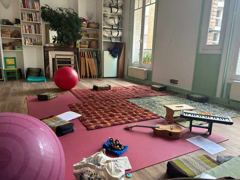 La salle où se déroulent les ateliers de chant maman bébé