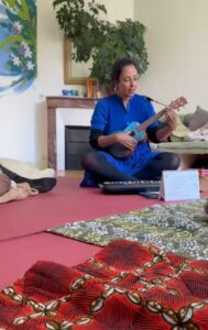 Nazha chante et joue de la musique