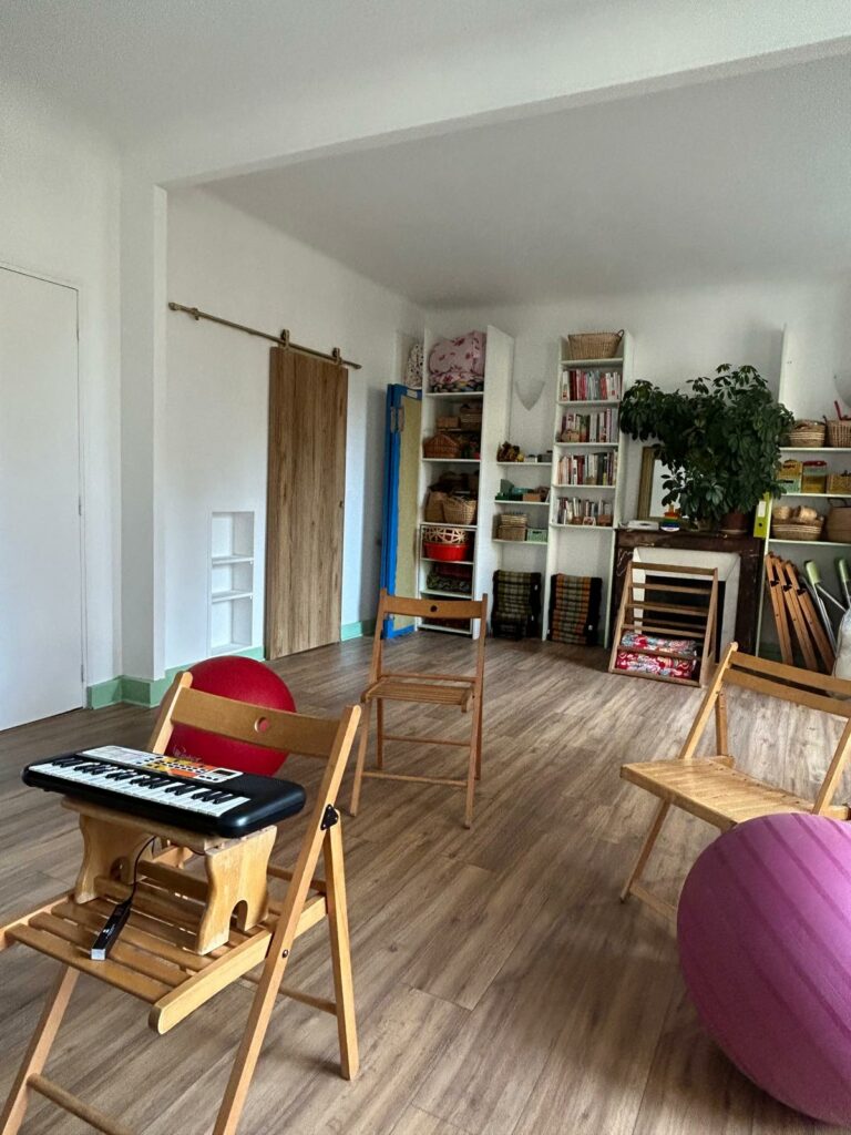 La salle où se déroulent les ateliers de chant prénatal